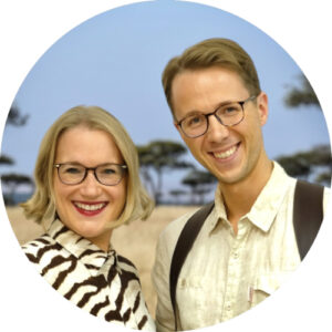 Katharina und Tom Reschke lächeln im Safari-Look in die Kamera