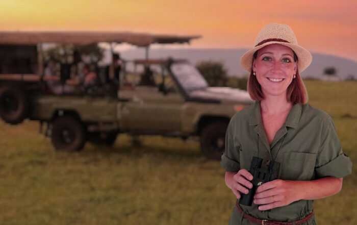 Portrait von Lisa Klink im Safari Look, im Hintergrund ein Jeep auf einer Safari