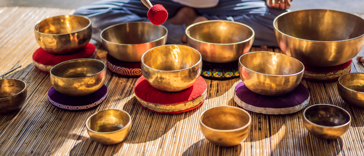 Bild Blogartikel Achtsamkeit Klangschalen auf einem Tisch, Hilfsmittel um Achtsamkeit zu lernen