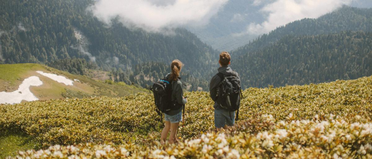 Blogartikel_Coping 2 Jugendliche beim Wandern auf einem Berg - Coping bei Kindern & Jugendlichen